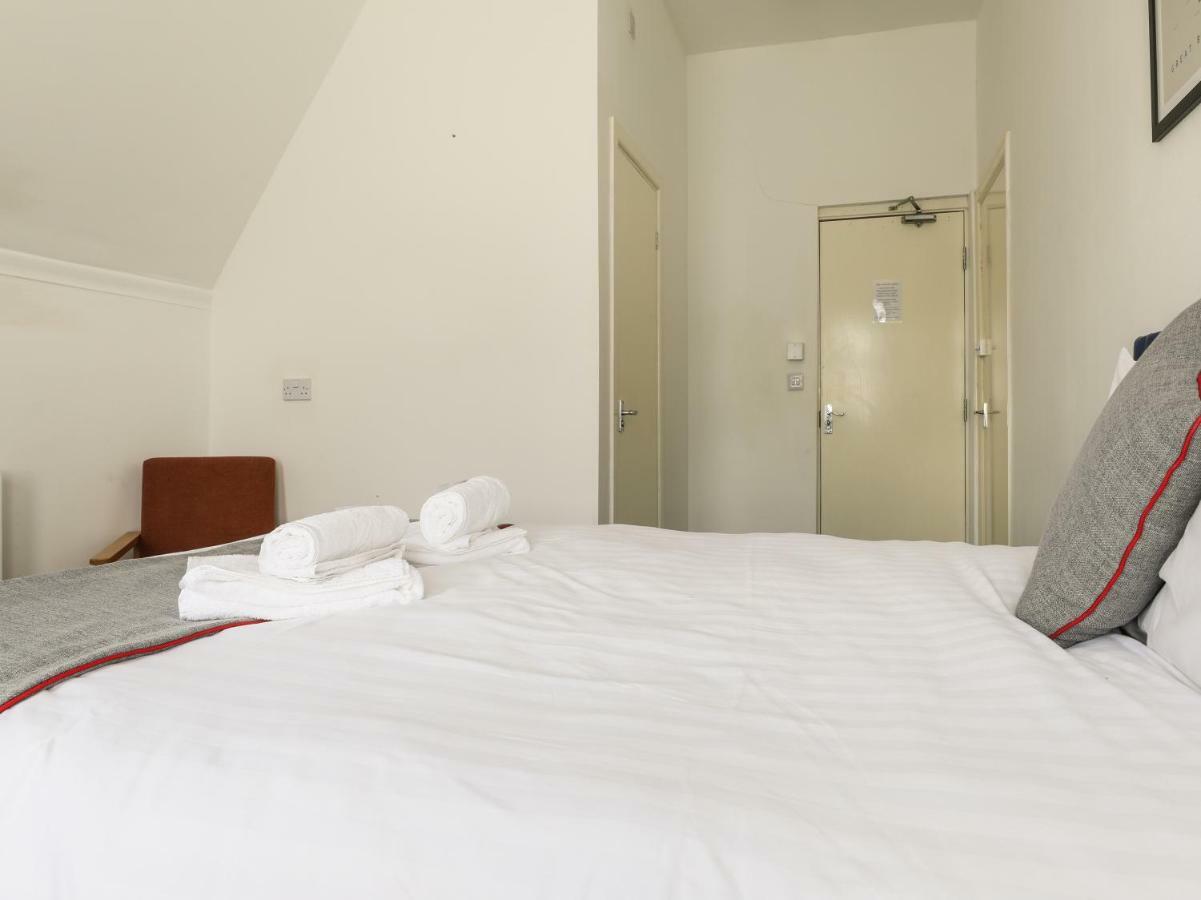 Oyo Hala Guest House Манчестер Экстерьер фото
